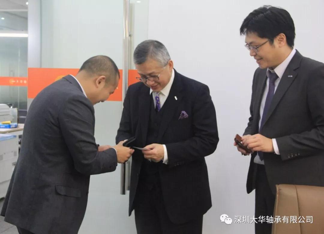 雙方交換名片 雙方交換名片