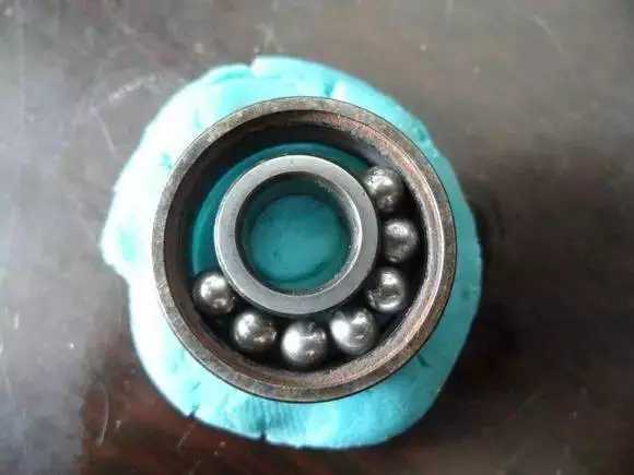 隨后將內(nèi)圈擠到鋼珠那邊，使鋼珠卡在凹槽中間